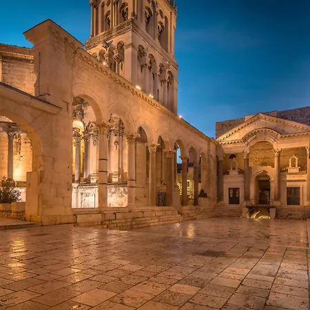 Theater * سبليت